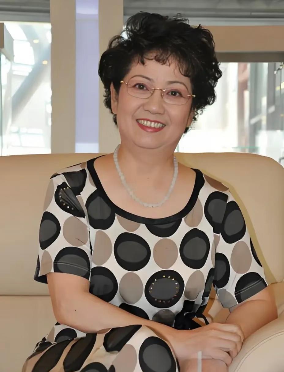 果然面相是会骗人的，李维康就是个例子，她今年6月份还去剧场看演出，可没想到，