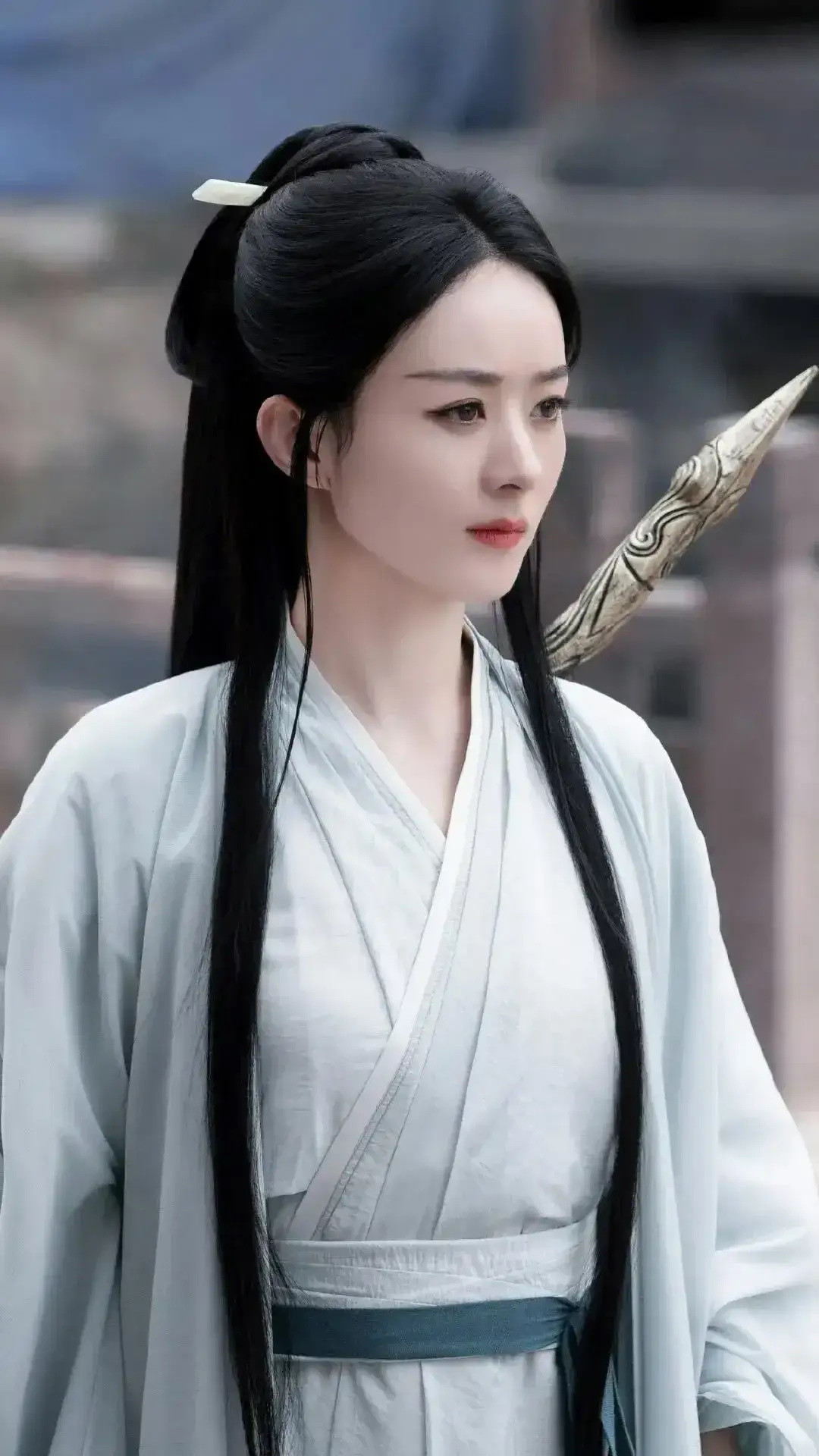 一次采访中，有记者问赵丽颖：“跟男演员拍吻戏，你会有生理反应吗？”赵丽颖直接怼