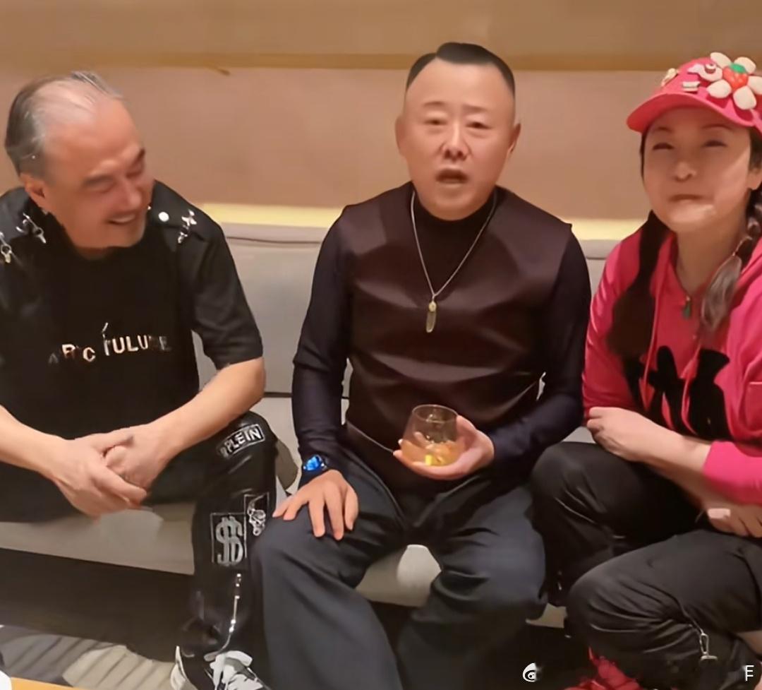 周立波旁边两个人：徐骏犇、李倩，夫妻俩。他们仨是八十年代初上海滑稽剧团同一批招进