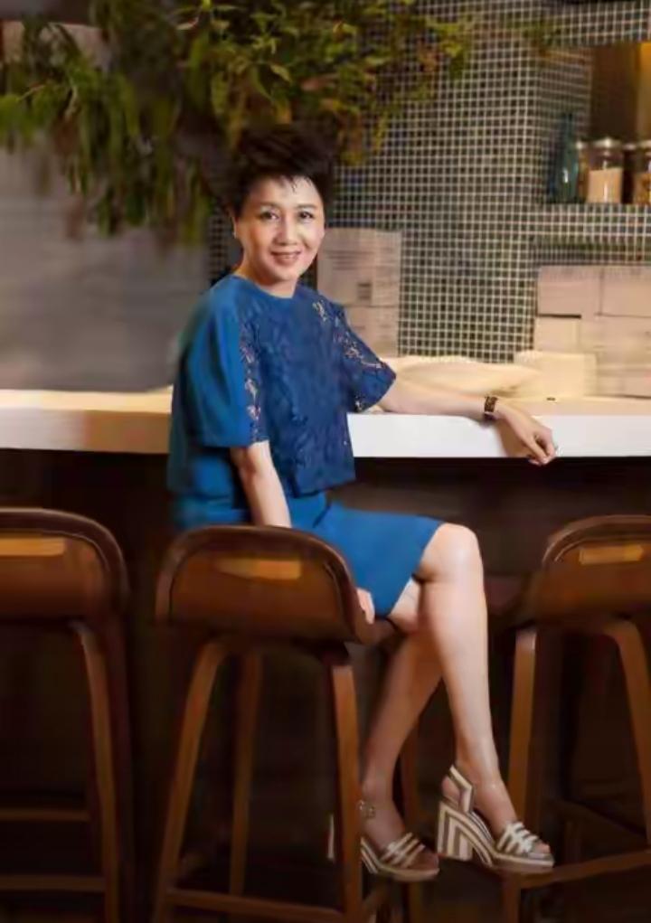 赌王何鸿燊去世了，他的四房太太当中四太梁安琪是最年轻的，现在她才60多岁就开始守