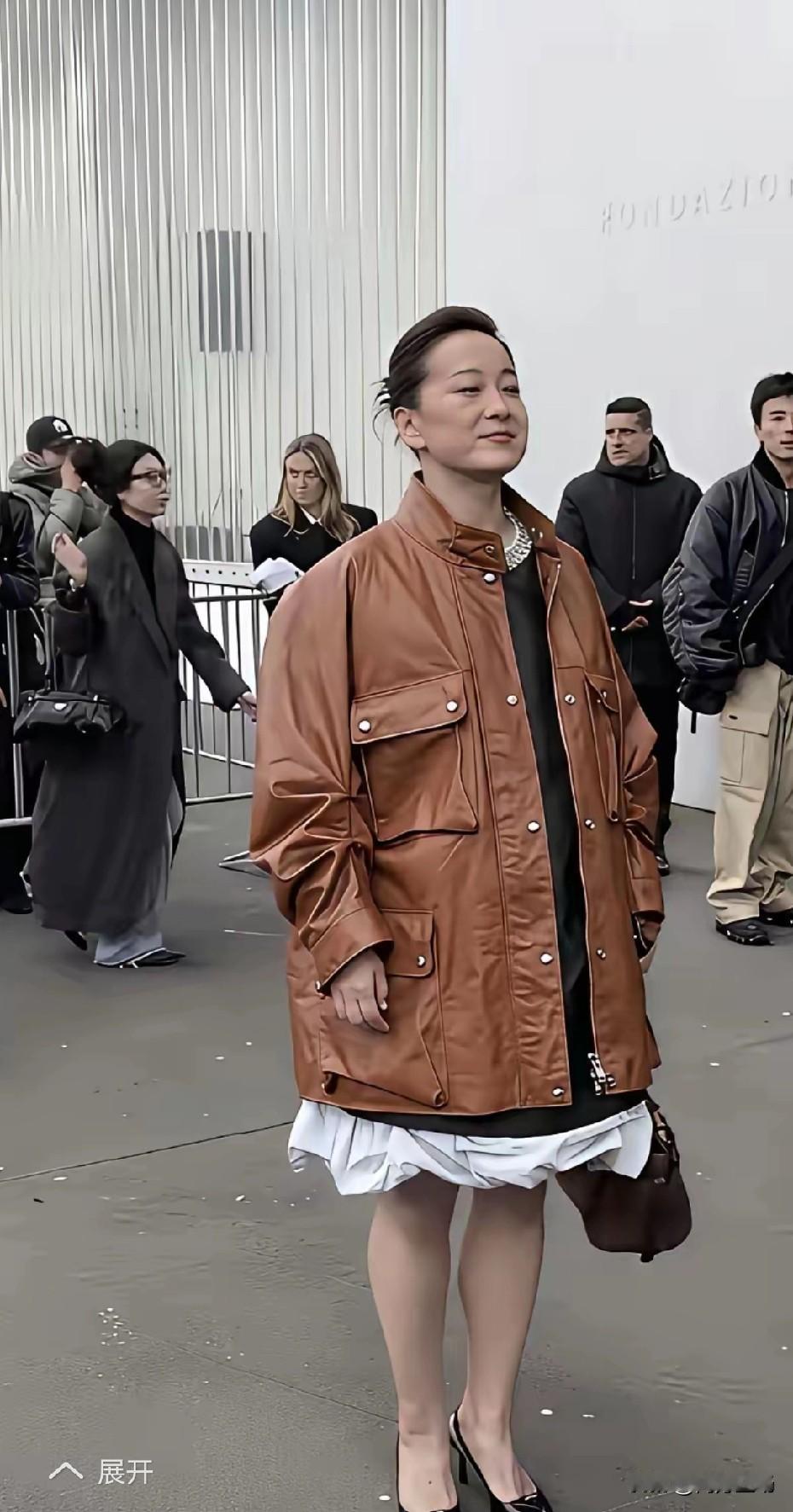 这是谁啊？问豆包，这是贾玲呀！她在米兰时装周的亮相造型～瘦身成功后气质大变，焦糖