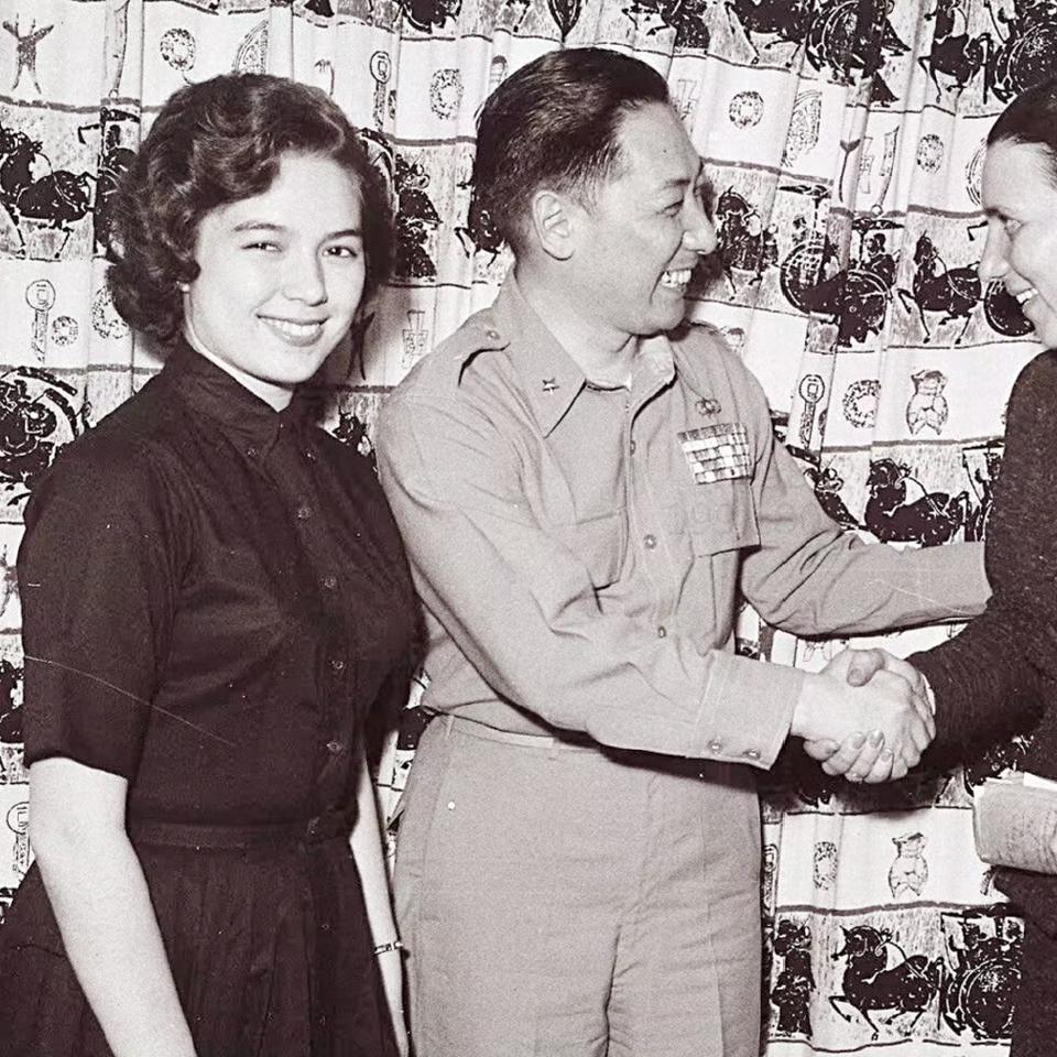 1957年，蒋纬国和妻子邱爱伦新婚当天，一张罕见的合影，当时他们举行了宴会，很多