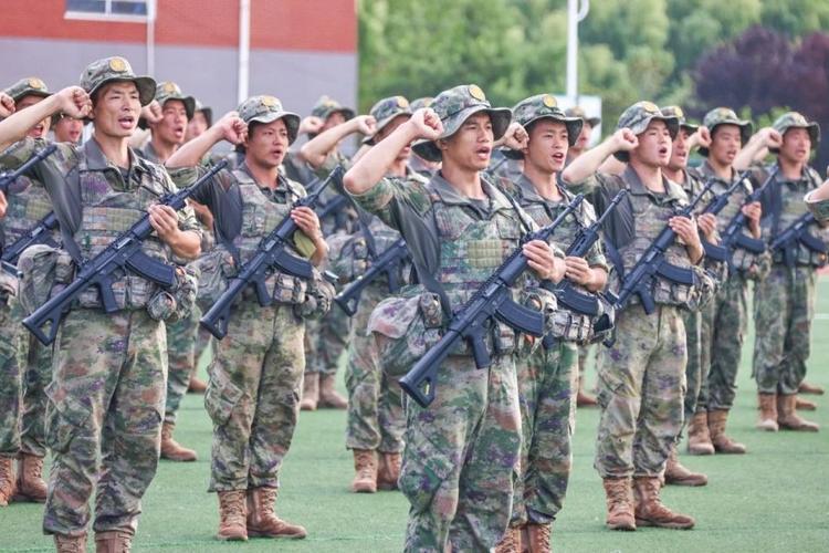 昨天接到一位退役老班长的电话，他声音有些哽咽：“我带的兵今年全凭本事转了士官，没