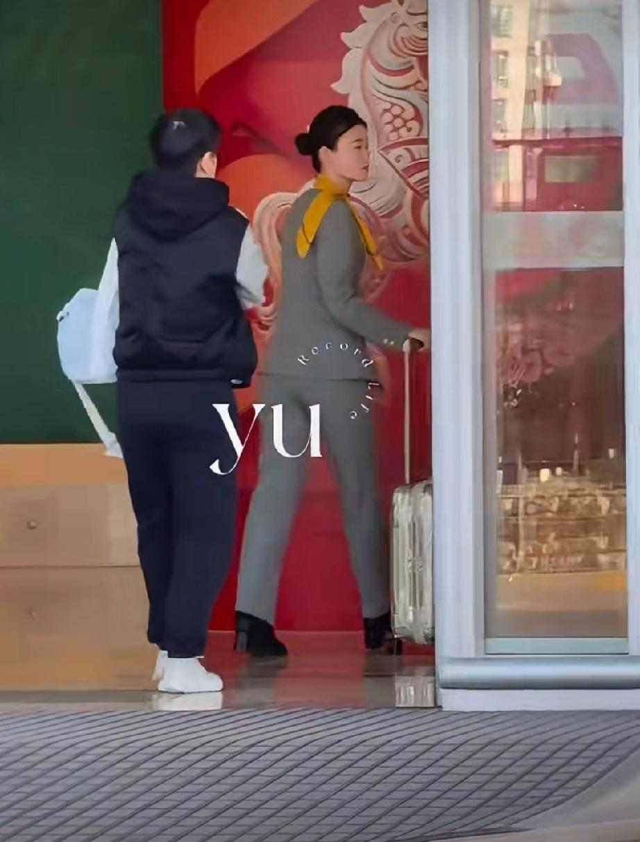 孙颖莎今日现身首都机场，依旧通过VIP通道直接进入机场。机场工作人员直接帮助莎莎