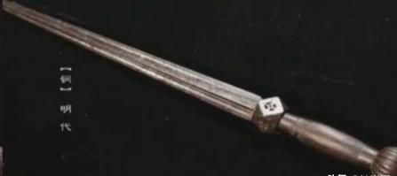 收藏家马未都说：古代冷兵器里，锏是最凶的，正所谓杀手锏是也！听到这话我第一反应是