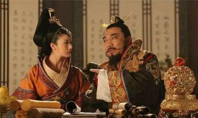 912年，朱温召儿媳王氏侍寝，谁料王氏轻声在朱温耳边说:“你儿子要谋反!”朱温听