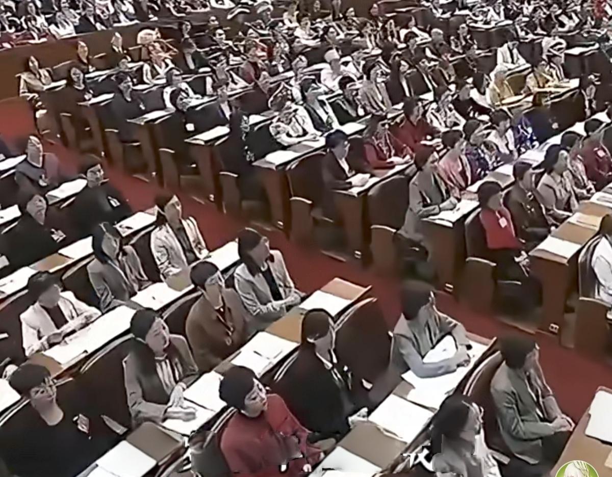 早期的倪萍真的太牛逼了，19岁的她就是全国妇女代表大会上最年轻的代表。在调往中央