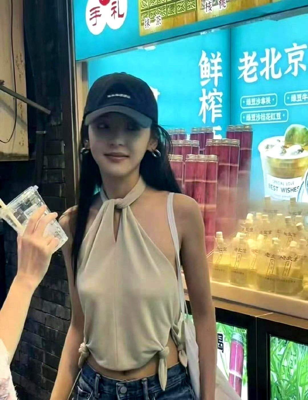 现在的审美真的变了！大家好像不再追那种需要华服珠宝、精修图撑着的“女神”了。