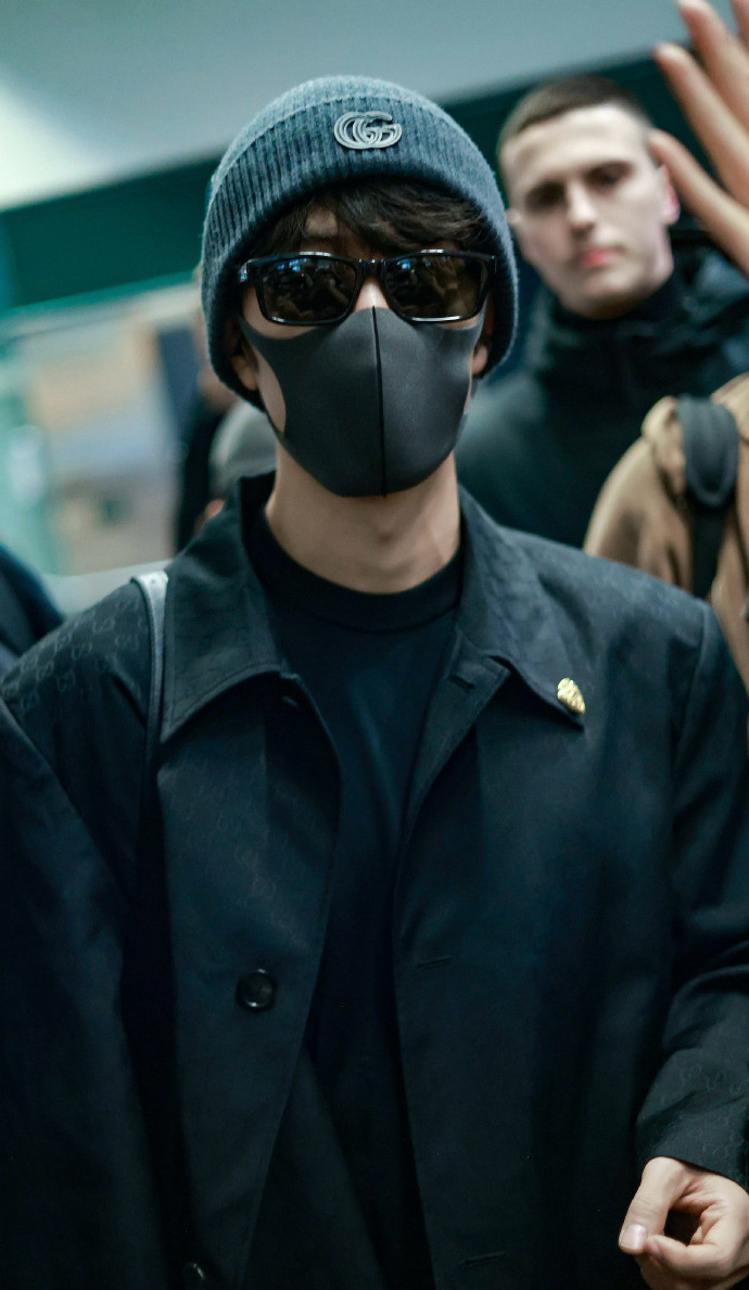 肖战米兰行，巨星出街，帅晕一路