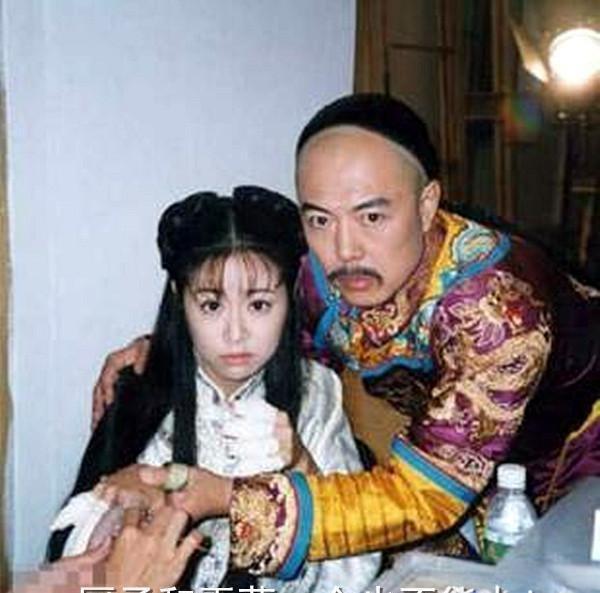 1765年，乾隆下江南，住在苏州织造的普福家。吃饭时，乾隆指着桌子上的菜说：“这