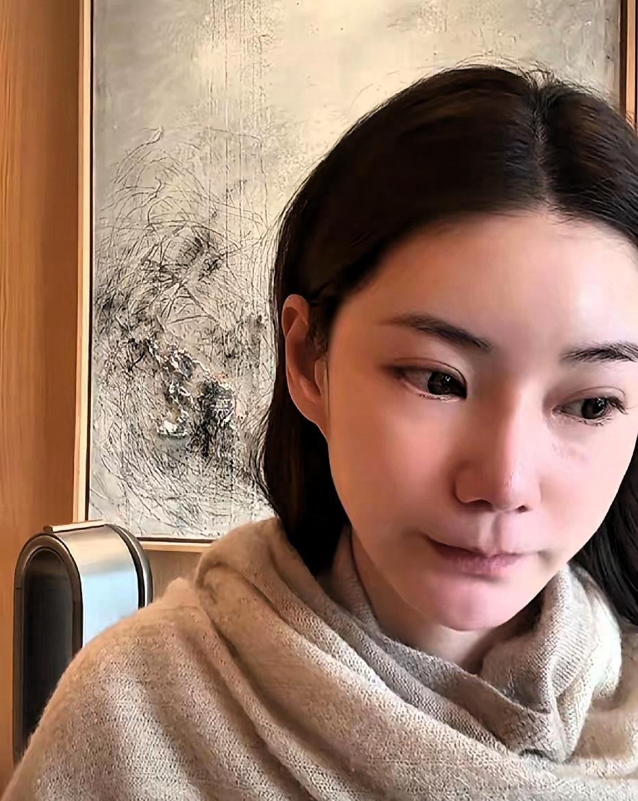 她回北京了。百日宴快到了。日子过得快。她直播一直忙。没去送婆婆。生日也没去。大