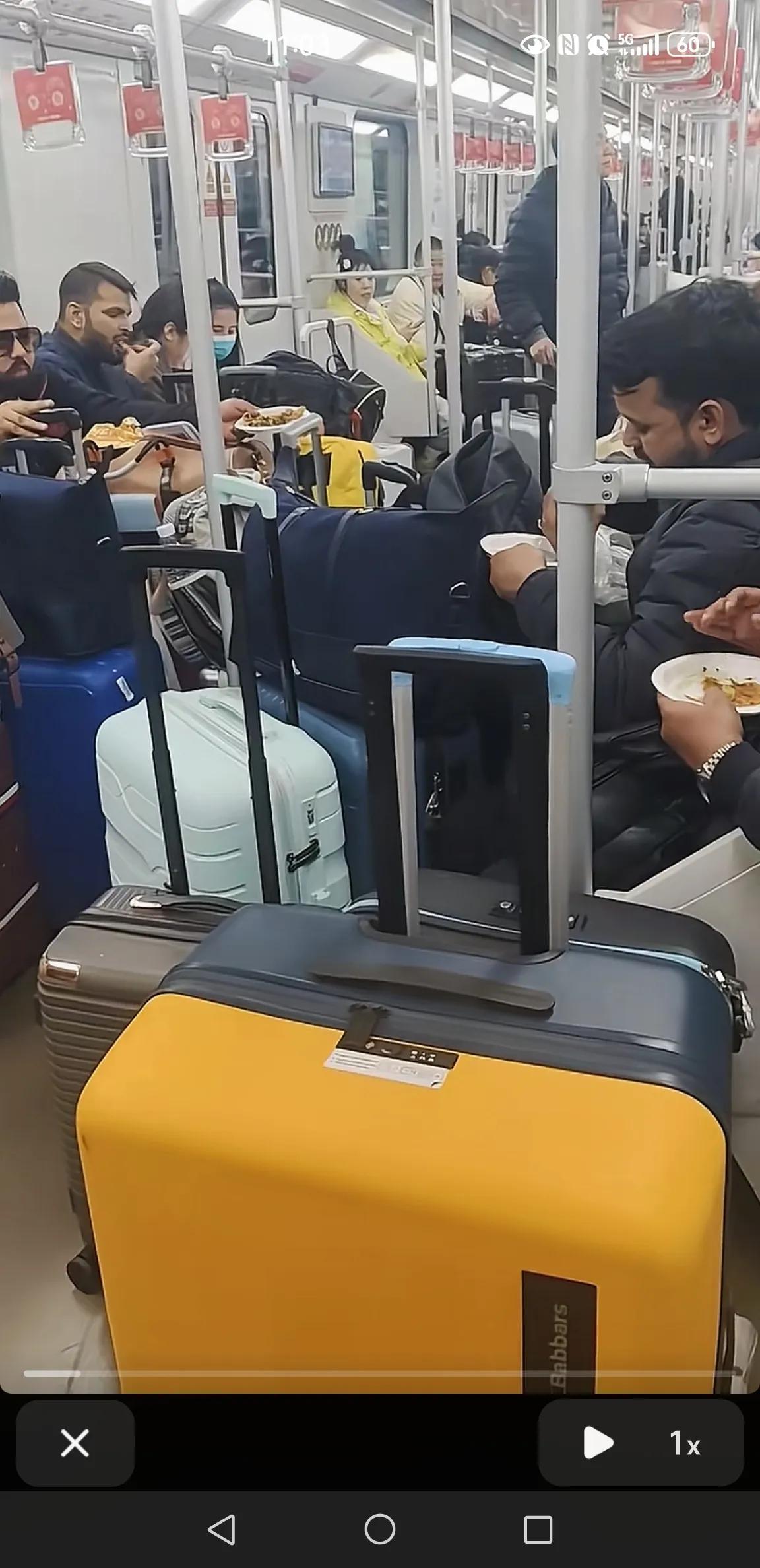 上海地铁。阿三哥的举动让人费解。貌似这群印度人刚落地上海。只见大大小小的行李箱