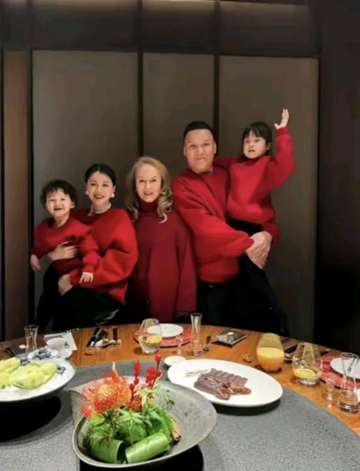 李嘉格的婚姻再次证明了一句话“门不当，户不对”。同时也理解了李嘉格的妈妈为什么在