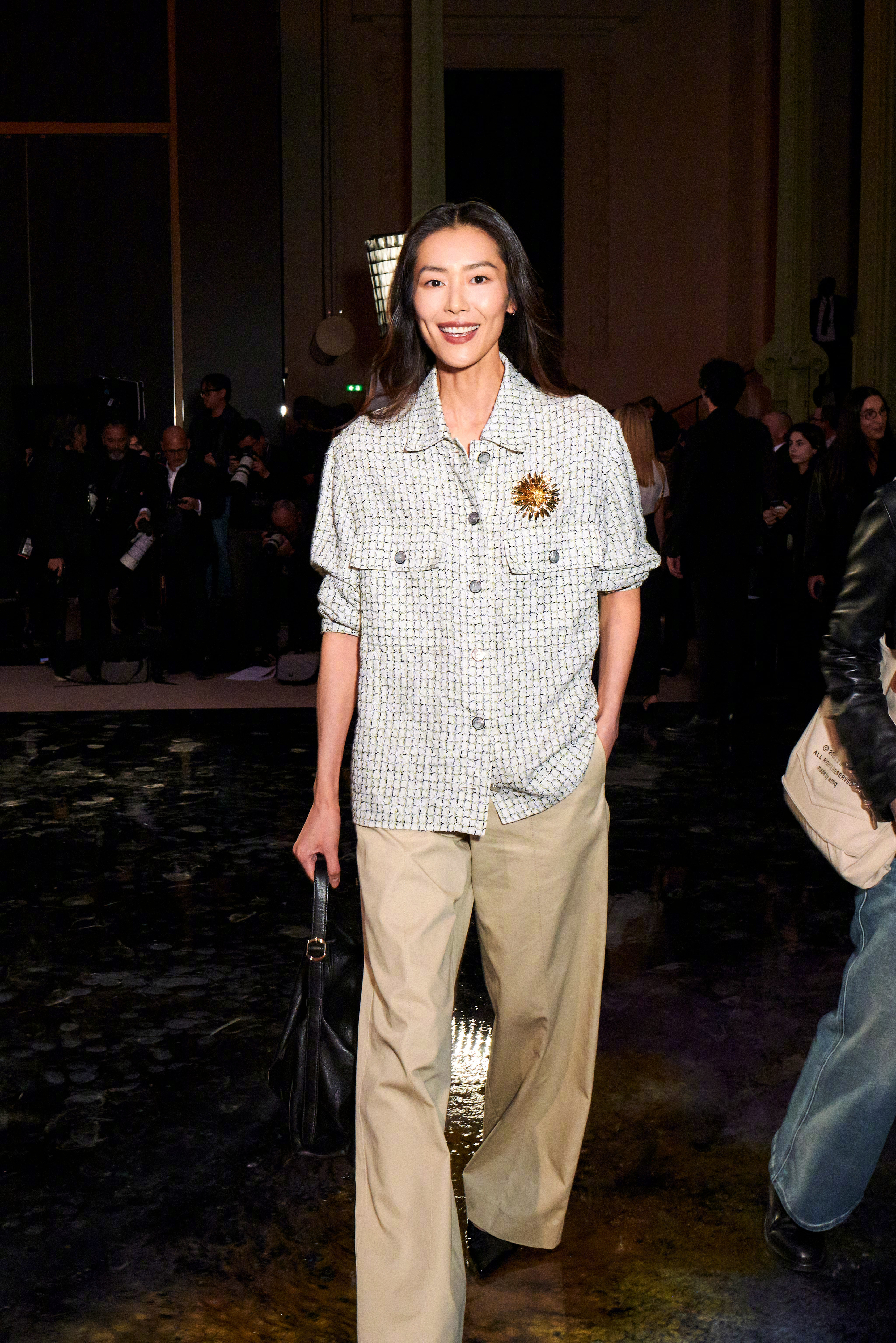 出席Chanel2026春夏系列发布秀的刘雯、井柏然、窦靖童。身穿设计师新品