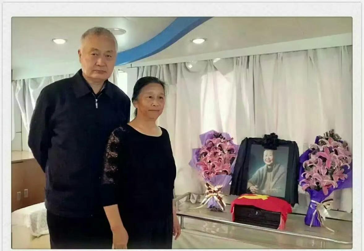 2016年，陈小鲁和粟惠宁送别母亲楚青，站在母亲的遗像和骨灰盒前，一张罕见的留影