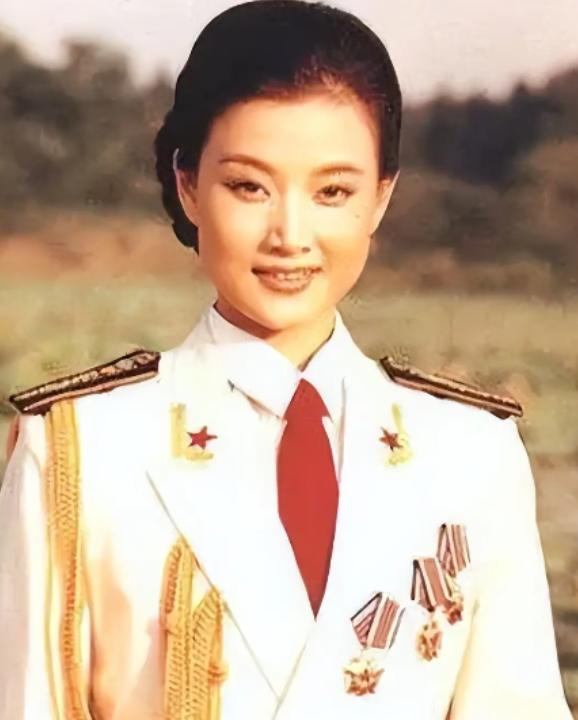 1996年，大红大紫的歌唱家宋祖英竟然硬生生亲手把年仅18岁、长相十分漂亮水灵的