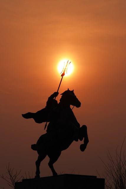 吕布武力天下第一，战场上威风八面，手持方天画戟、骑着赤兔马，单挑群战都不在话下，