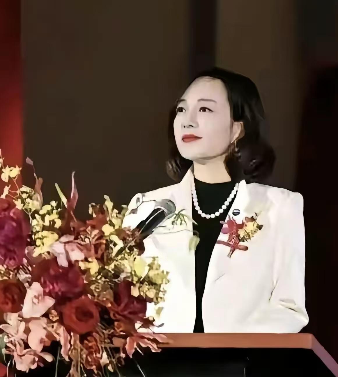 茅台“美女财务总监”蒋焰到底有多漂亮？近日，茅台副总经理、财务总监、董事会秘书蒋