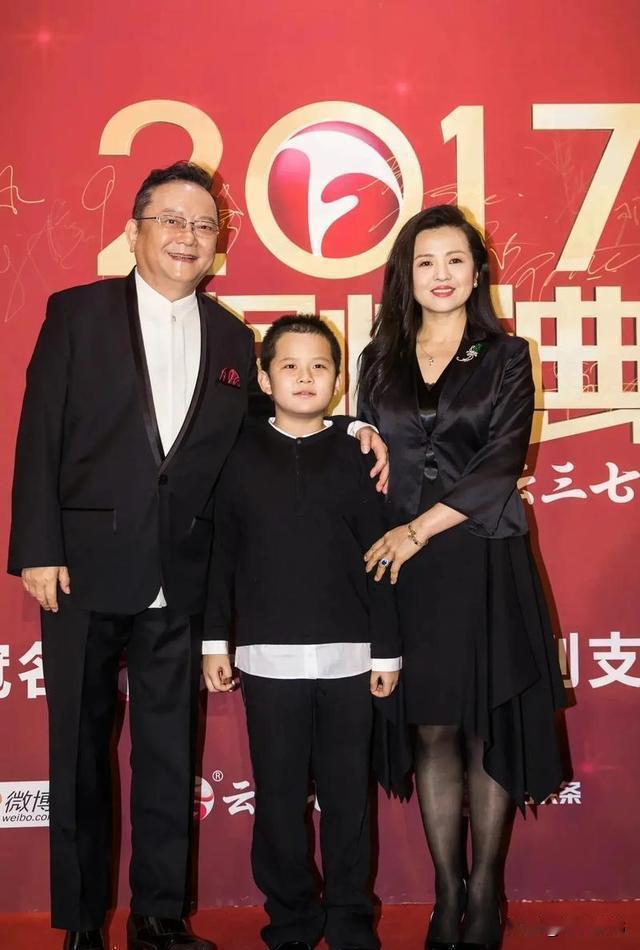 王刚说，我今年77了，走路得人扶，血糖血压都得靠药压着。去年演话剧《断金》，在台