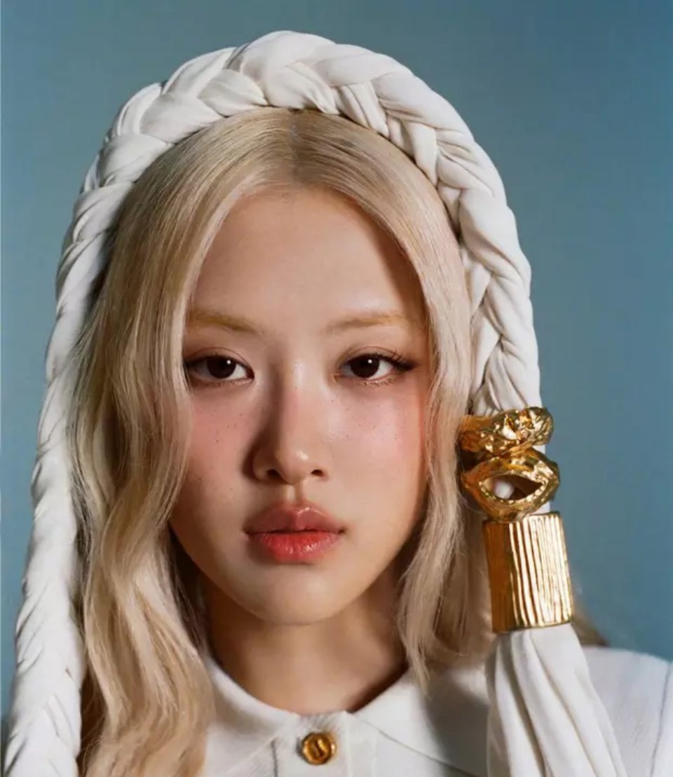 朴彩英穿修身短裙美腿吸睛，金发大波浪冷艳时髦​​​