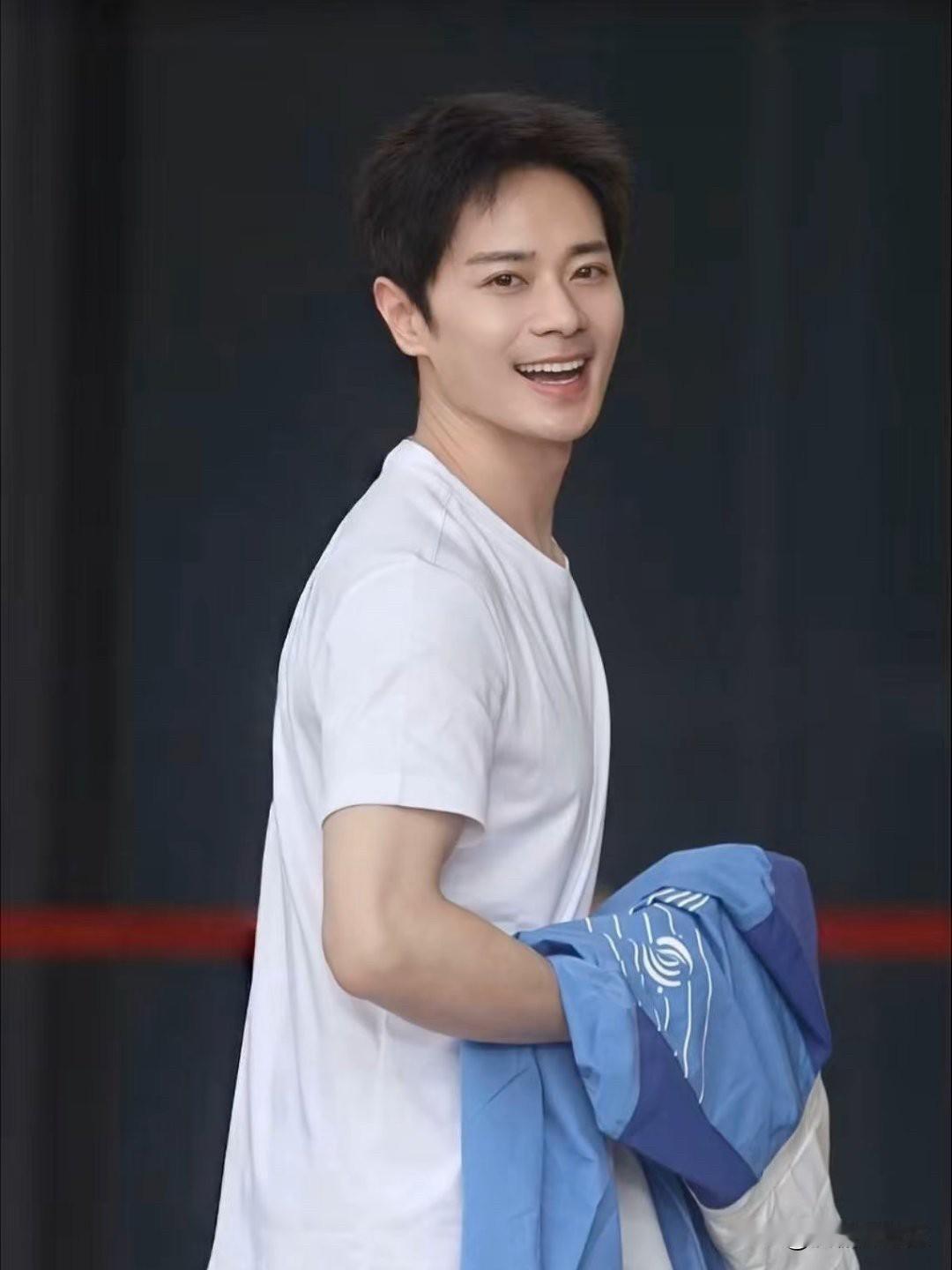 黄晓明最羡慕的应该就是曹骏吧不是羡慕他年轻，而是羡慕曹骏身上那种一出现就能让