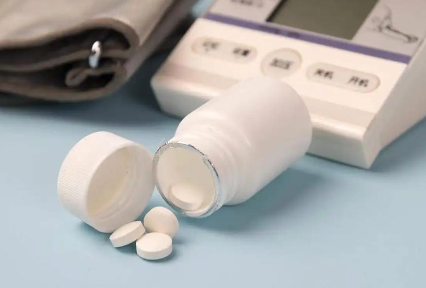 医生提醒：吃上苯磺酸氨氯地平，这3件事就别做了，小心害了自己高血压一多，吃苯