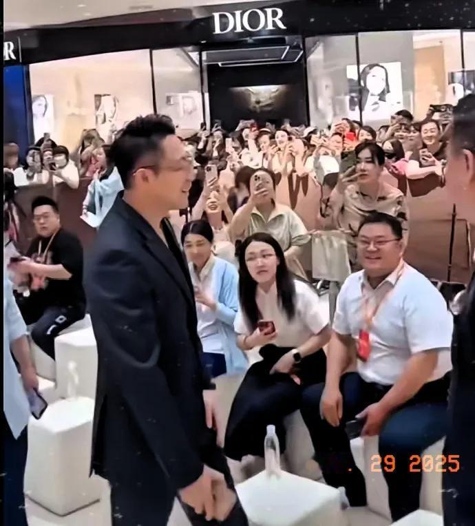石家庄餐厅开业当天场面失控汪小菲被粉丝围堵直播镜头拍下马筱梅调侃回应今天石