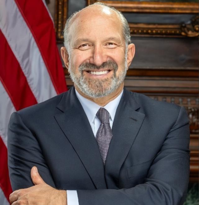 美国商务部长一句“四流”芯片的轻蔑，本想羞辱中国，却意外撕开了，美国科技霸权的“