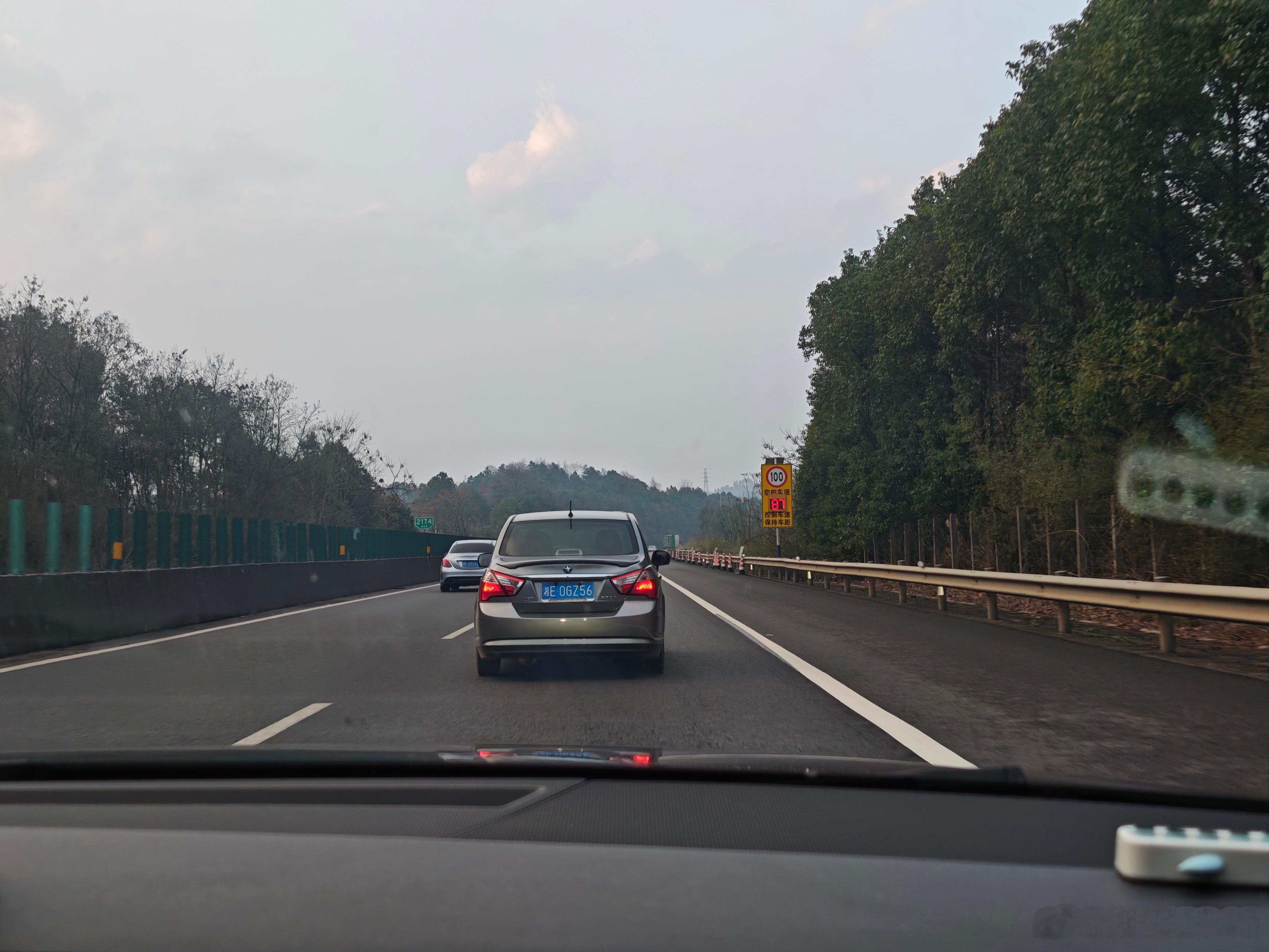 这车怎么看怎么怪异…像三明治的夹心一样