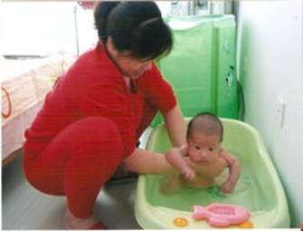 高龄二胎孕妈千辛万苦生下孩子, 看见宝宝第一眼, 当场晕了过去