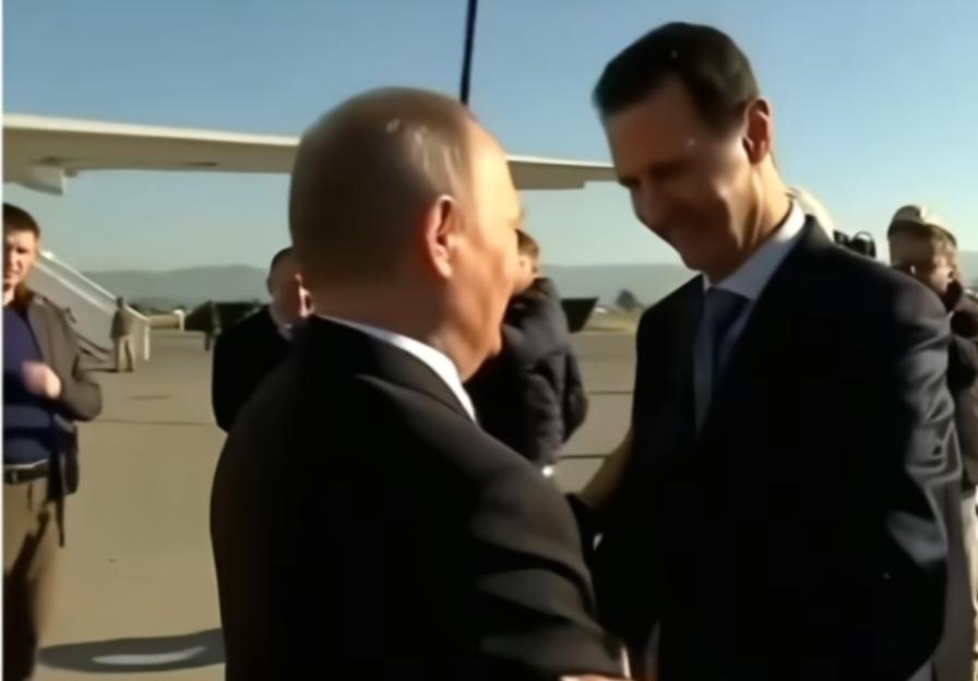 这两年逃亡外国的领导人有点多，第一个是孟加拉国前总理哈西娜，她逃到了印度。第二