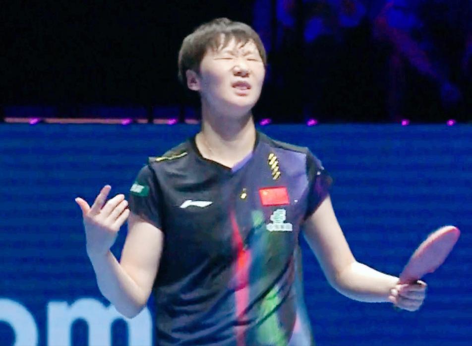 侯英超气坏了：鳗鱼，关键球怎么战术错误呢？反手短，申裕斌站着不动，就能拧你？