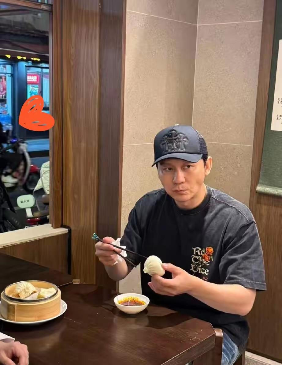 一晃李晨都47岁了，回看他的人生选择，真的让人感慨万千。该完成的人生大事他一件