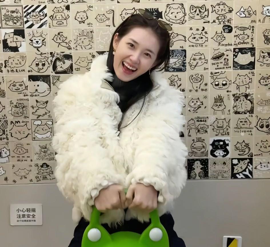 真正聪明的人，都在主动抛弃自己的流量。短剧女王郭宇欣，刚刚做了一件事：她解绑了