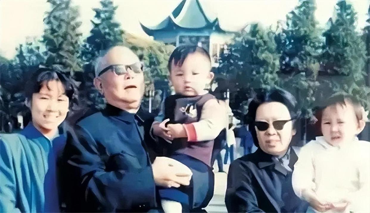 李先念唯一的儿子李平是建国后出生的，所以直到晚年李先念才抱上孙子，孙子出生的时候