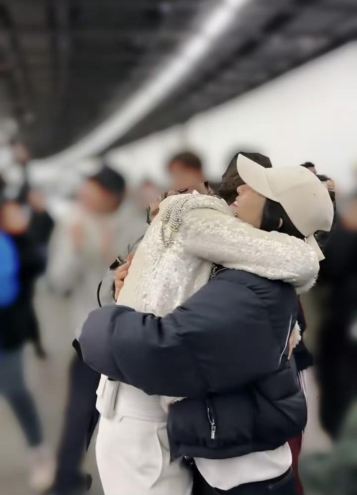 张杰谢娜，太激动了！4月20日，张杰谢娜夫妇俩登上了热搜，原因是两口子在演出后