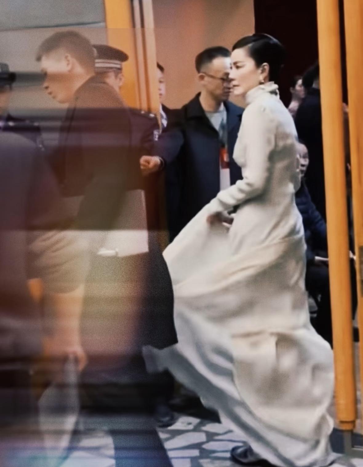 春晚导演组集体失声：王菲这女人，压根不把任何人放在眼里！排练时，她不到最后不出