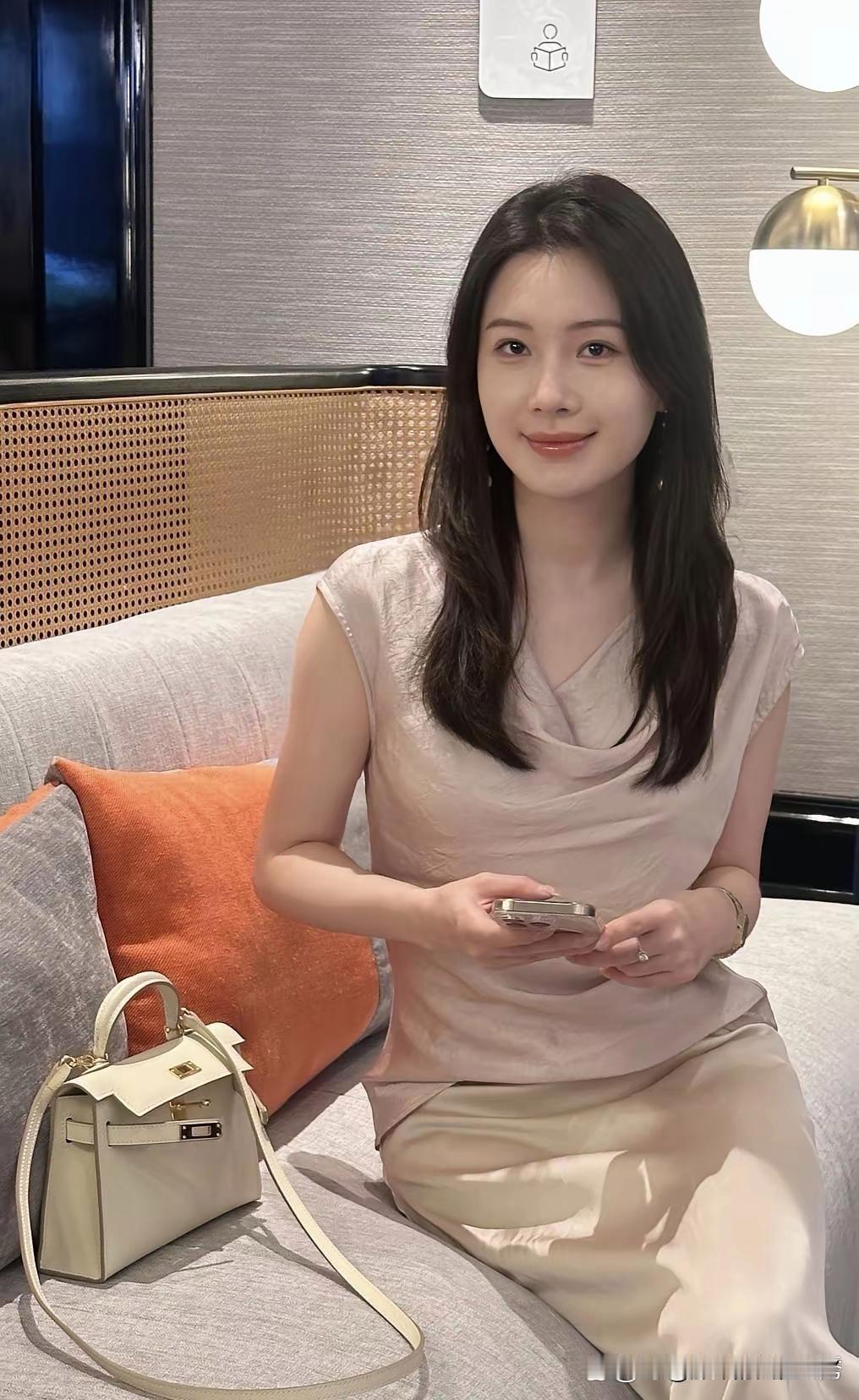 优雅时光里静享生活，是一种难得的惬意。人生路上，真心友人是温暖的陪伴。他们在得