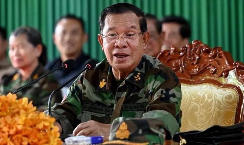 针尖对麦芒！泰国首相佩通坦今天抵达泰柬边境地区视察。几乎同一时间，身着军装的洪森