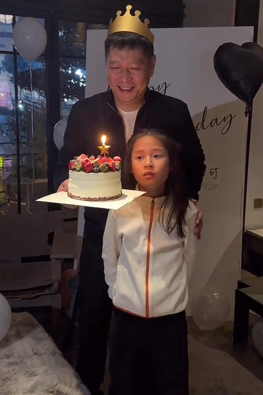 邱贻可过生日，小女儿和大丫头都在身边，莎莎大声欢乐唱：生日快乐！老太阳也是幸福