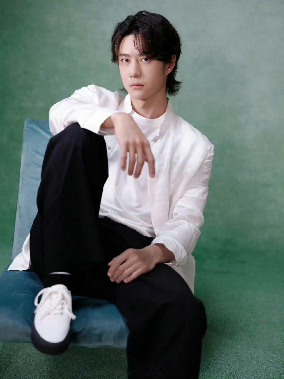王一博这组图好青春很男大，简单的白衬衫也穿的这么帅[爱心]​​​