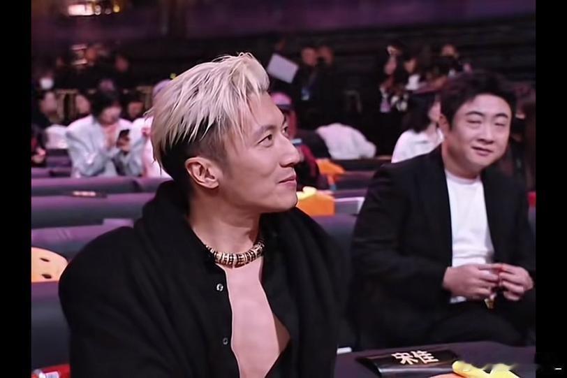 哈哈，乔杉你别解释了你最开始的那眼神就是扫视哈哈哈哈想着这黄毛是谁，都四十好几了