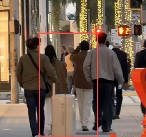 前脚刚被曝洛杉矶陪神秘女生出行，还传女友是七七，全网正猜得热火朝天，林俊杰就悄咪