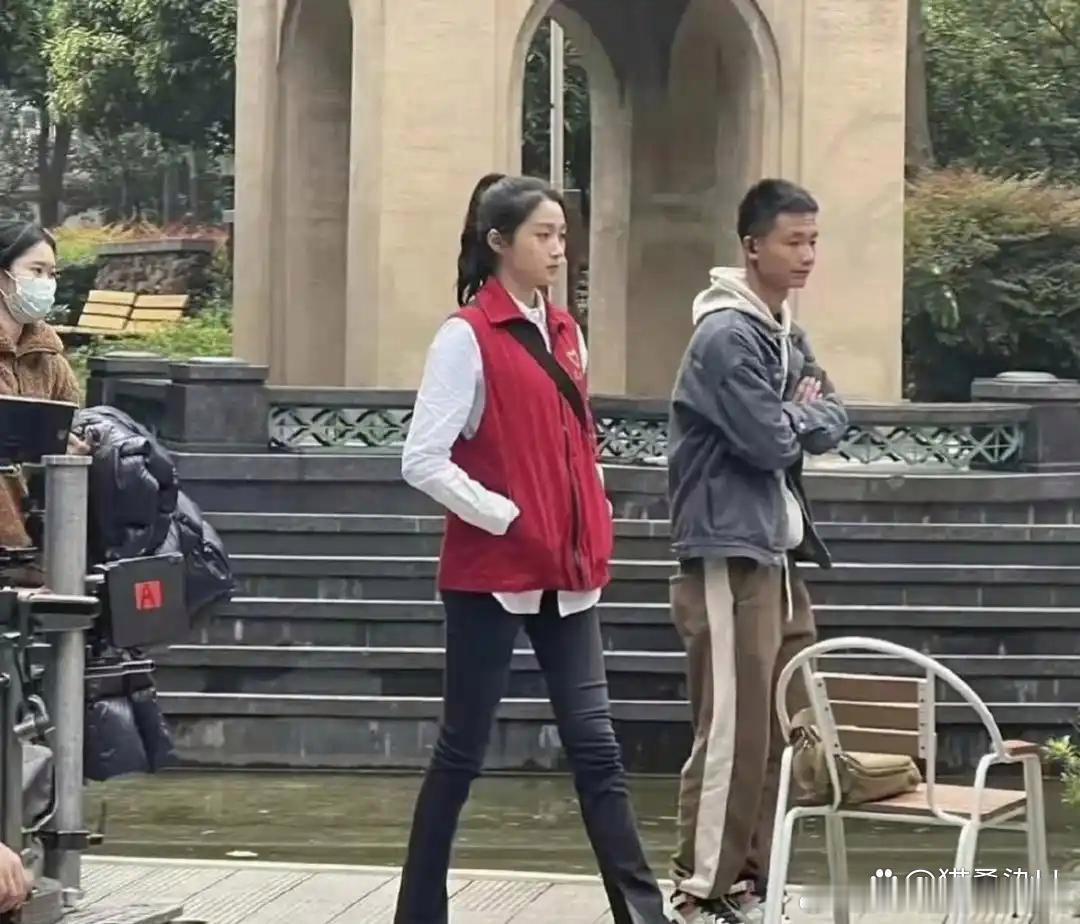 关晓彤这条裤子，但凡换个人来穿，我都觉得会是灾难。