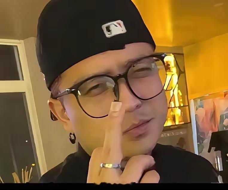 网传王宝强前经纪人宋喆在烟台饭局被偶遇抓拍。反戴棒球帽、黑框眼镜，室内聚餐环境。路人认出他之后上前拍