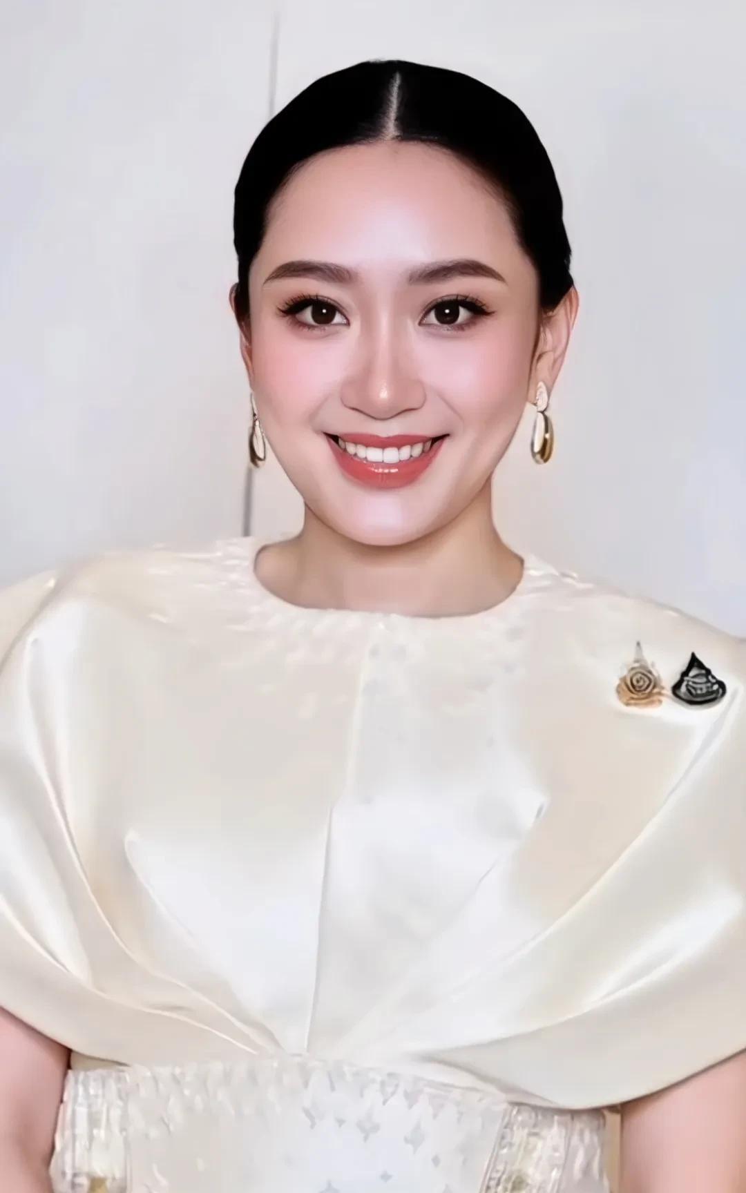 佩通坦暂停职务，等于暂停权力吗？泰国新内阁向泰王宣誓就职，佩通坦以文化部长的身份