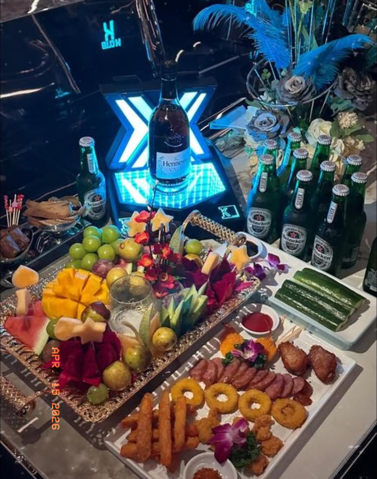 昨晚在酒吧喝酒，有个长得特别好看的女生主动过来搭话，还说要陪我喝几杯。这么漂亮