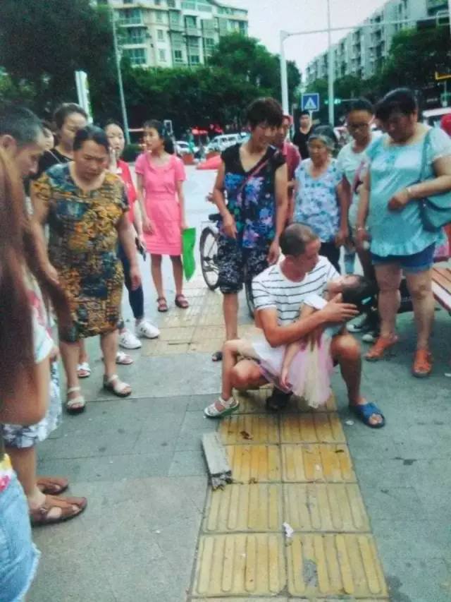 心痛的要死! 绵阳5岁小女孩, 被天降木块砸得下病危通知书了!