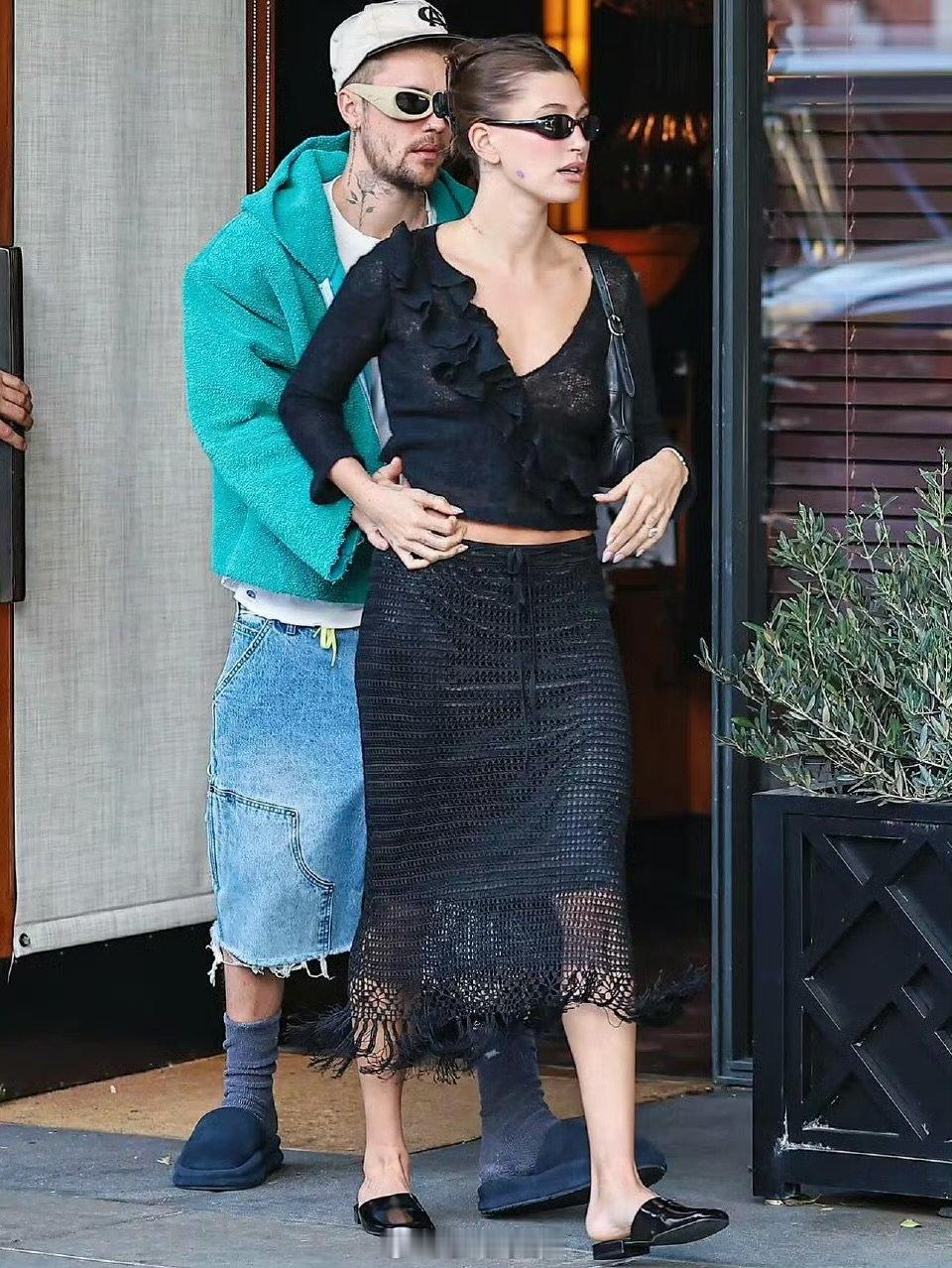 比伯海莉与粉丝合影街头偶遇超惊喜！比伯海莉夫妇暖心和粉丝合影，比伯比耶状态轻松