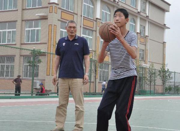 我身高180体重170打篮球该打什么位置 算不上